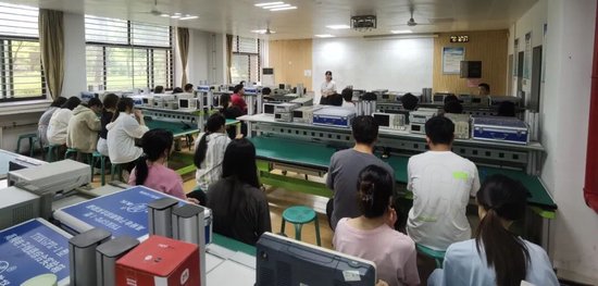 毛莉君教授为学生上课