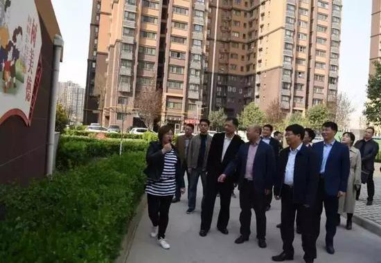 随后，张琳一行参观了长安家园社区社会主义核心价值观的祥云主体雕塑、中华传统文化宣传牌、家风家训馆等。