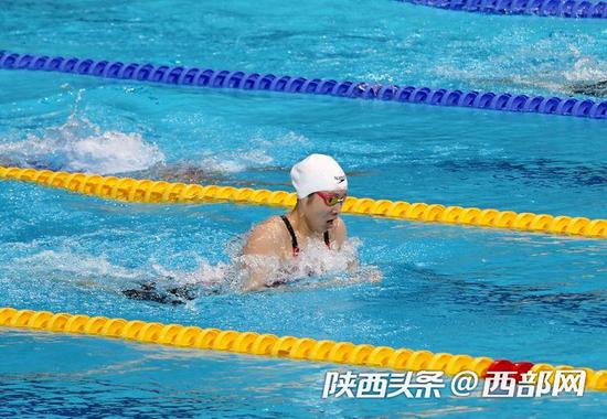 　陕西游泳小将贺赟夺得女子100米蛙泳决赛冠军