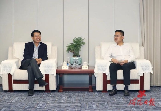 （左：紫光股份董事长兼新华三集团首席执行官 于英涛）