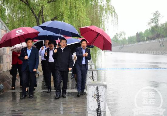 永康書(shū)記邊走邊看，詳細(xì)了解護(hù)城河改造進(jìn)展。他說(shuō)：