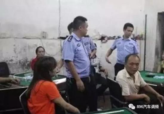 麻将馆里一男子被割颈而亡