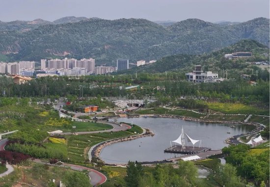 延安市新区风光。新华社记者 张博文 摄