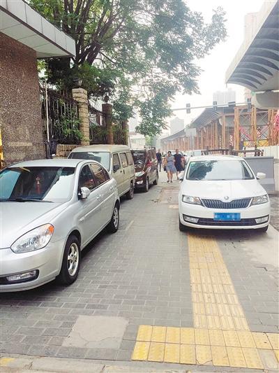 人行道被機動車占用，給市民出行造成困擾。記者 關穎 攝