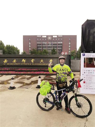 为了中秋节与家人团聚，63岁的王长宝从辽宁丹东骑自行车抵达西安。 首席记者 赵丽莉 摄
