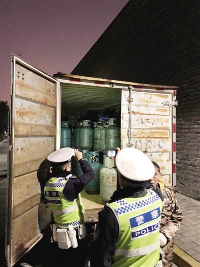 23日，西安碑林交警在朱雀门里顺城巷向东200米的城墙下，查处一辆装有58个液化气罐的厢式货车。 张