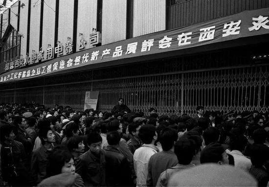 1987年,西安永声家电商场门口,市民排队领票购买陕西生产的黄河彩电、长岭冰箱和双鸥洗衣机等。 赵康摄