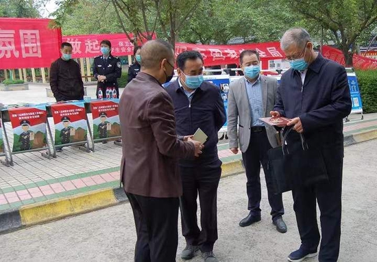 向师生发放宣传手册