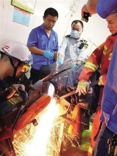 消防人员和医生施救