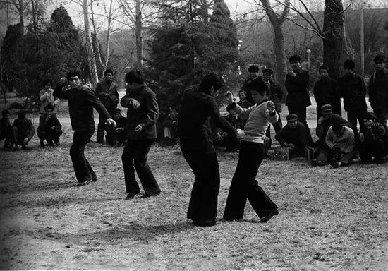 1981年,西安市民在公园跳迪斯科。胡武功摄