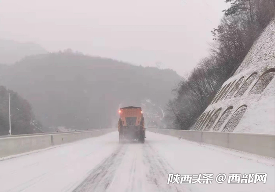 宝鸡境内高速路面湿滑,交警提醒谨慎驾驶