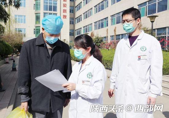 唐都醫院又一例危重患者治愈出院。