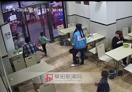 孕婦伸腿絆倒男童的瞬間(視頻截圖)
