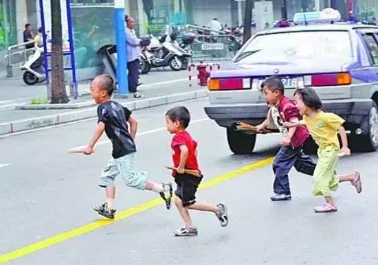 遵守交通法規，不闖紅燈、不翻越隔離欄。