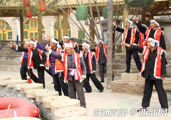 实景剧“爱情篇”:村民对唱民歌,现场气氛十分热闹。