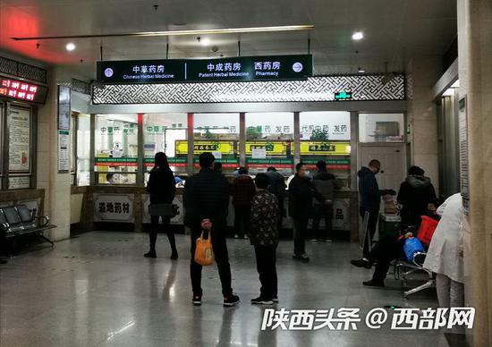 西安多家三甲医院恢复门诊服务,部分医院采取分时段就诊,院内患者不多。