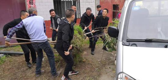 街道主要负责人李亦冰参加高刘村人居环境整治工作