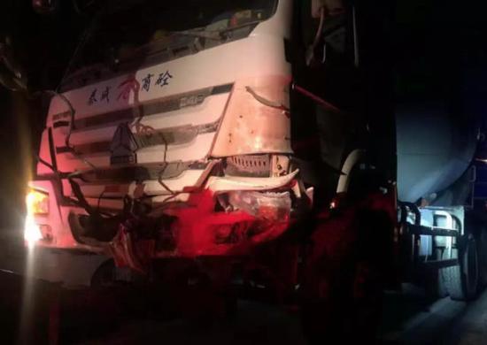交通91.6记者在事故现场看到，涉事的水泥罐车正被拖车拉走。