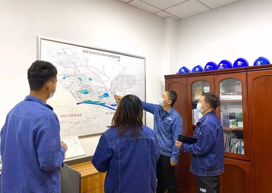 甘肃嘉峪关供电公司员工温辉在工作中