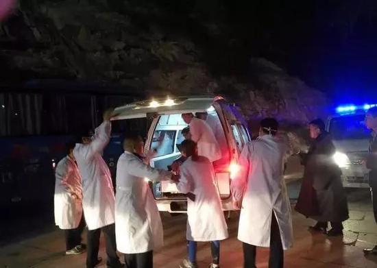 截止今天凌晨3點，工程技術人員正在開展現場處置，確保滯留游客安全。