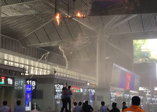 今天(7月31日)晚上西安北站候车大厅广告牌起火。(图片来源:微博)