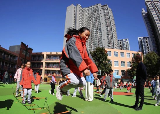 学生在课间进行敏捷梯训练