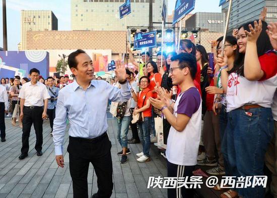 第二句話是:奮斗鑄就成功