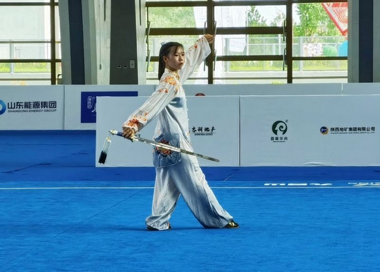 图为渭南队运动员何婷在女子甲组太极剑比赛中。 郝彦丰 摄