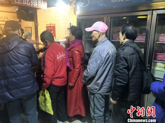 餐厅内排队打饭的民众。高铖 摄
