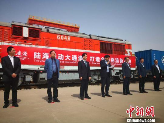  西安—寧波、西安—青島陸海聯(lián)運班列首發(fā)。　阿琳娜 攝