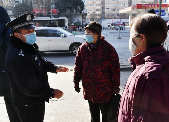 ↑1月8日，汪勇（左一）在西安市咸东社区走访时与居民交流。