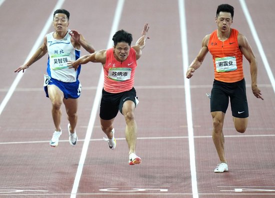 苏炳添在西安奥体中心体育场夺得全运会男子100米冠军