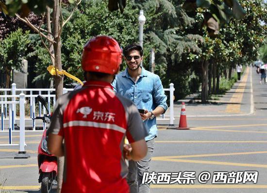 老远看到朱良友在电话中反复强调的“红帽子”,法赞就笑着迎了上来。