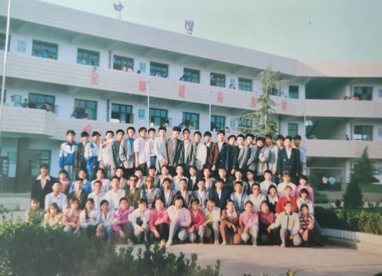 △贞元中学1998届4班毕业合影，杜平辉供图