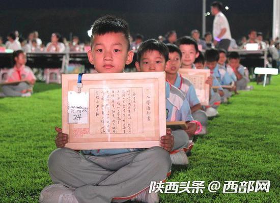 陕西师范大学陆港小学的近700名新生收到了手写的入学通知书。