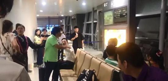 而罵人的男子是