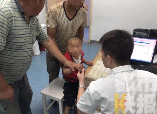 陕西省人民医院急诊外科住院医师 龚伟：迅速判断出，这是有毒蛇咬伤的。