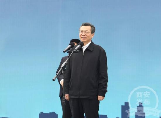 “现在,我宣布,‘十三五’西安电网第三批重点项目开工!”