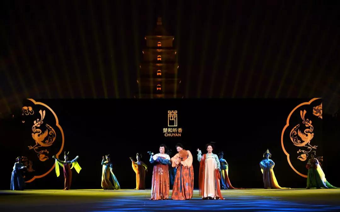 模特在2019西安國際時尚周開幕式上進行服裝展示。新華社記者&nbsp;劉瀟攝