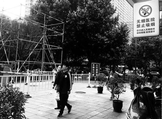 西安某医院门口,有“无烟医院禁止吸烟”警示牌