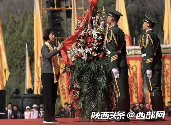 全国政协副主席苏辉敬献花篮。