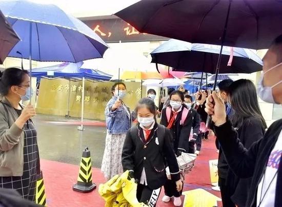 暖!这座“伞桥”是下雨天最美的风景