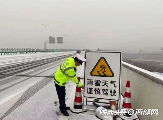 宝鸡境内高速路面湿滑,交警提醒谨慎驾驶