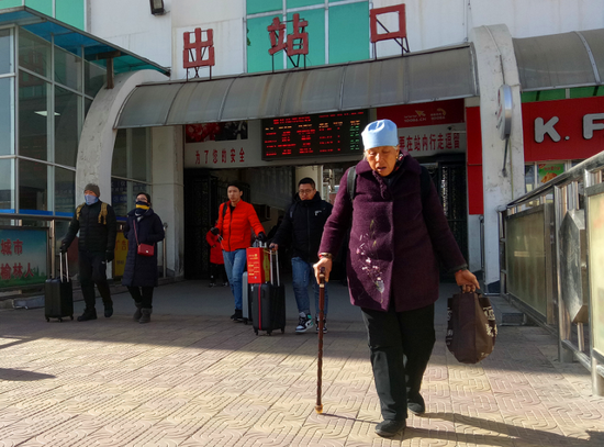 过年农村人口减少_农村过年图片(2)