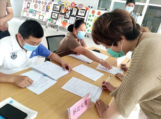 符合入学条件的学生家长领取报名条
