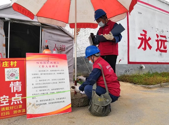 10月24日,河北石家庄高邑供电公司员工李培志、王金甲在中韩乡阳光花园小区为疫情防控点接上临时电源