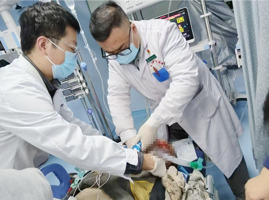 急诊科主任曹冬雪带领团队在抢救患者