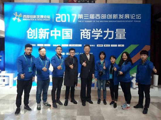 杨柳（左一）与姜波理事长合影