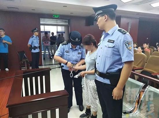 被告人 董某某:“一周吸兩到三次毒品,一周就是吸一克左右。”