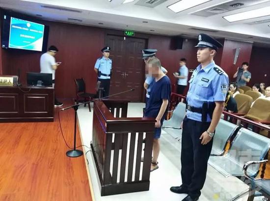 說(shuō)完了董某某,咱們?cè)賮?lái)聊聊眼前張某某的故事。